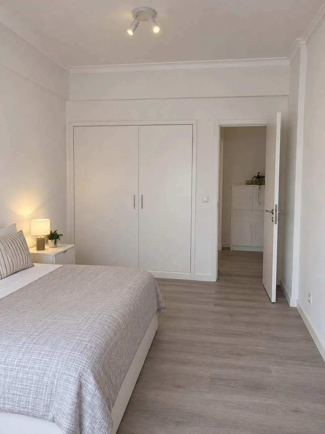 Depois — quarto com roupeiro