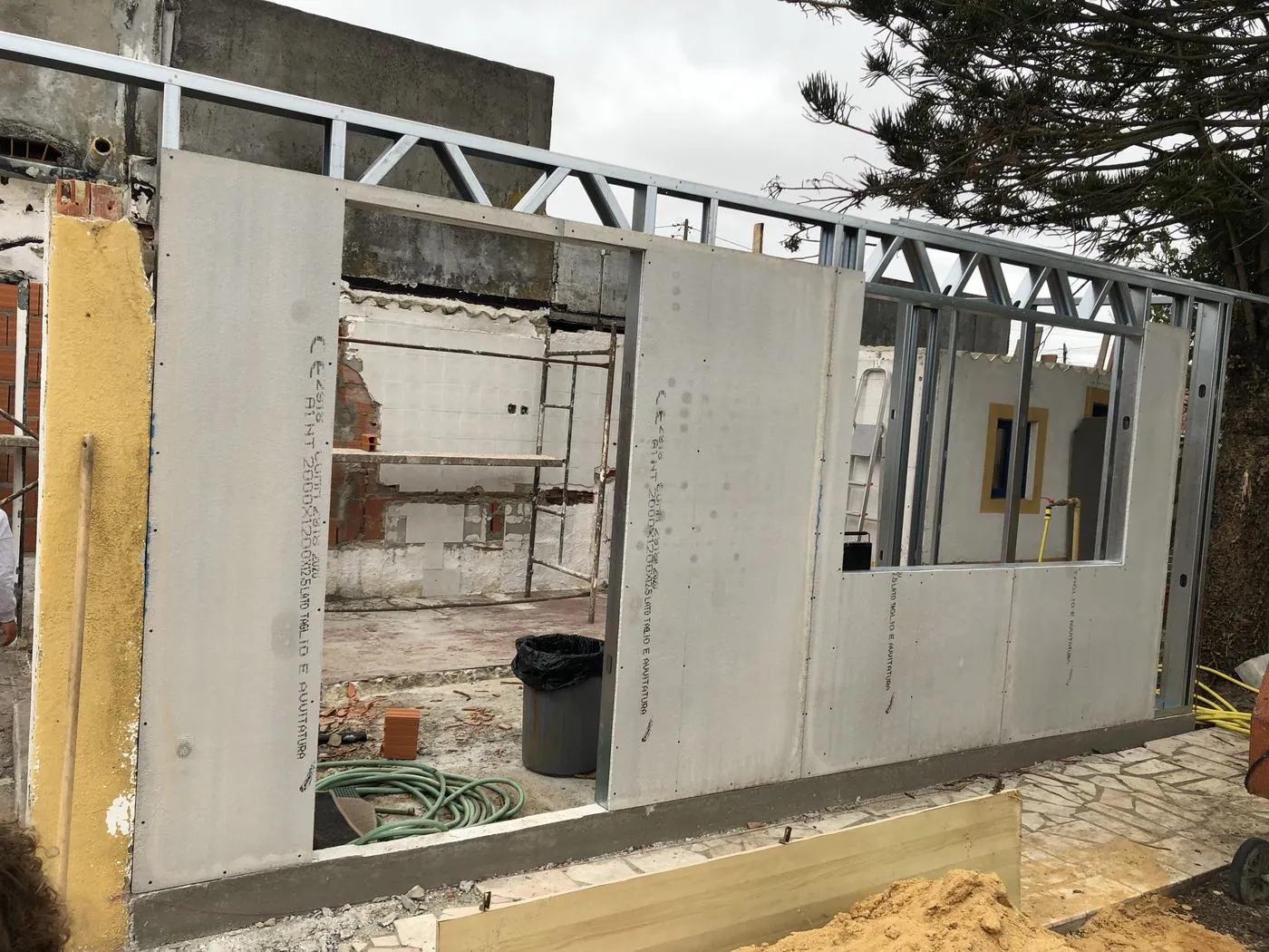 Em obra — ampliação em estrutura LSF